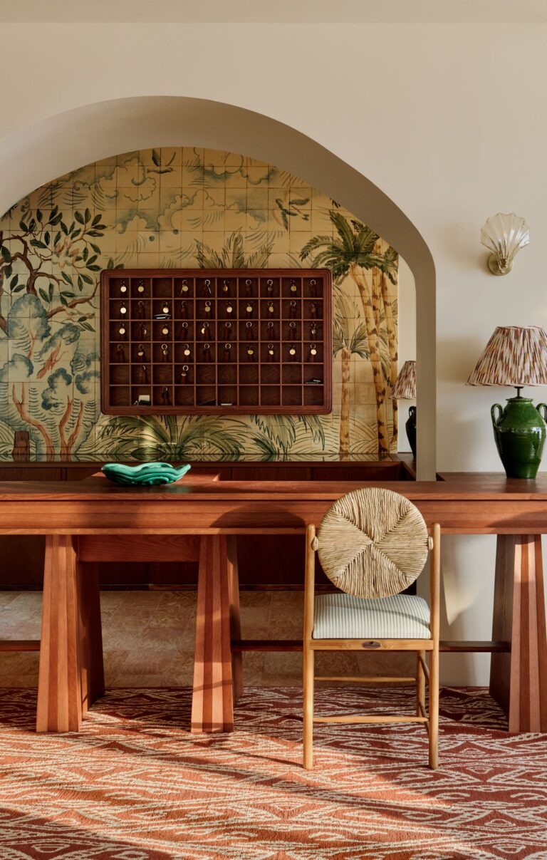 Vin rosé, éventail parfumé, chaussures stylées… Quoi de beau cette semaine ?